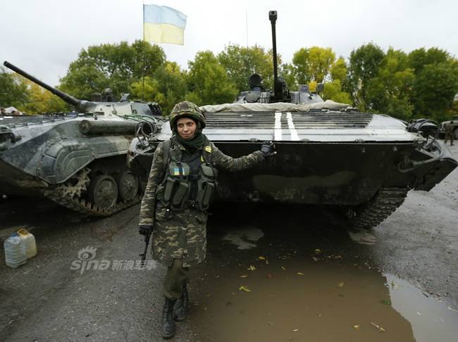 乌克兰已打到这地步？大批美颜女兵上前线(组图)