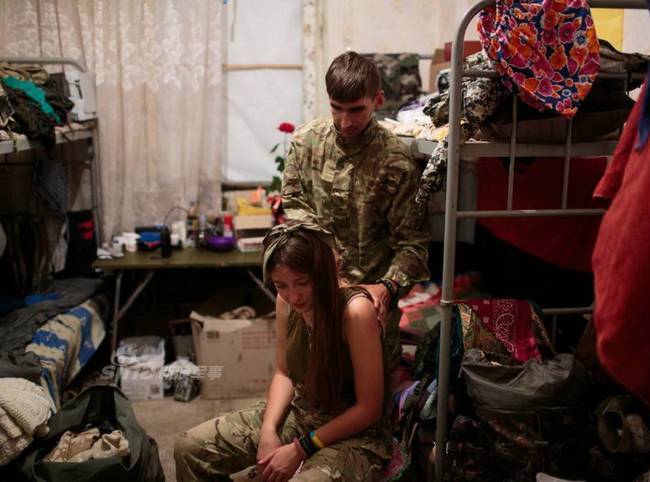 乌克兰已打到这地步？大批美颜女兵上前线(组图)