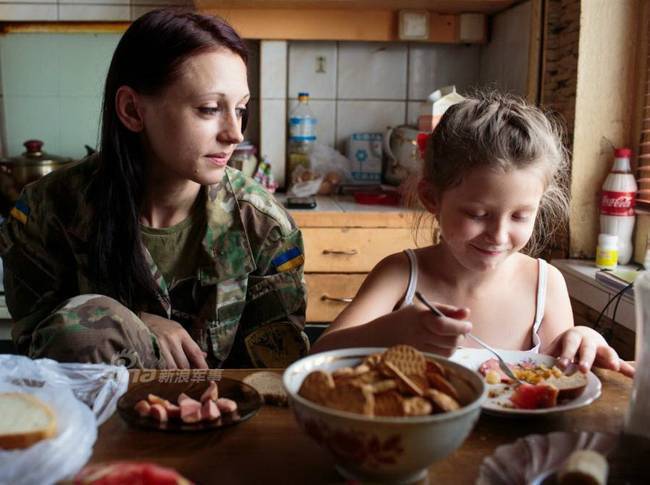 乌克兰已打到这地步？大批美颜女兵上前线(组图)