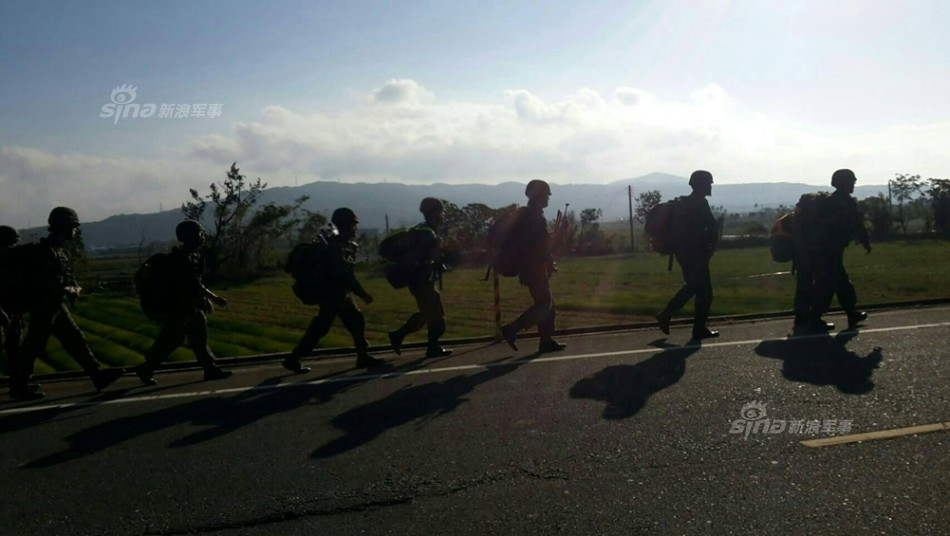 敏感时期台军大搞演习:陆战队千人250公里越野