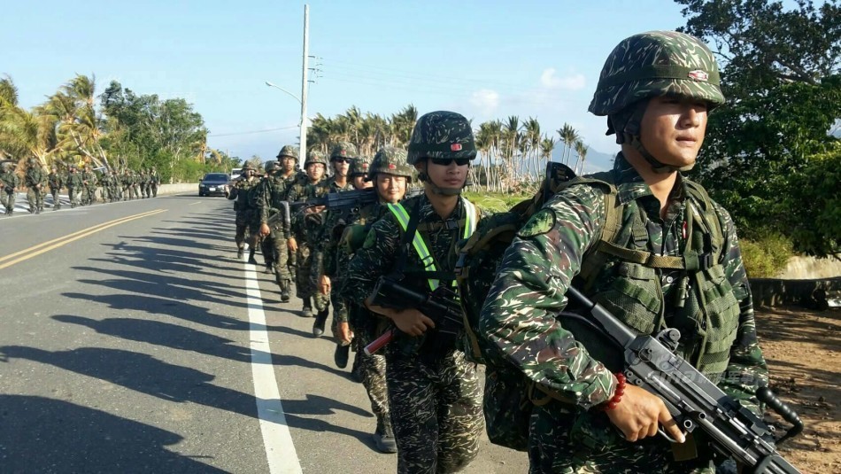 敏感时期台军大搞演习:陆战队千人250公里越野