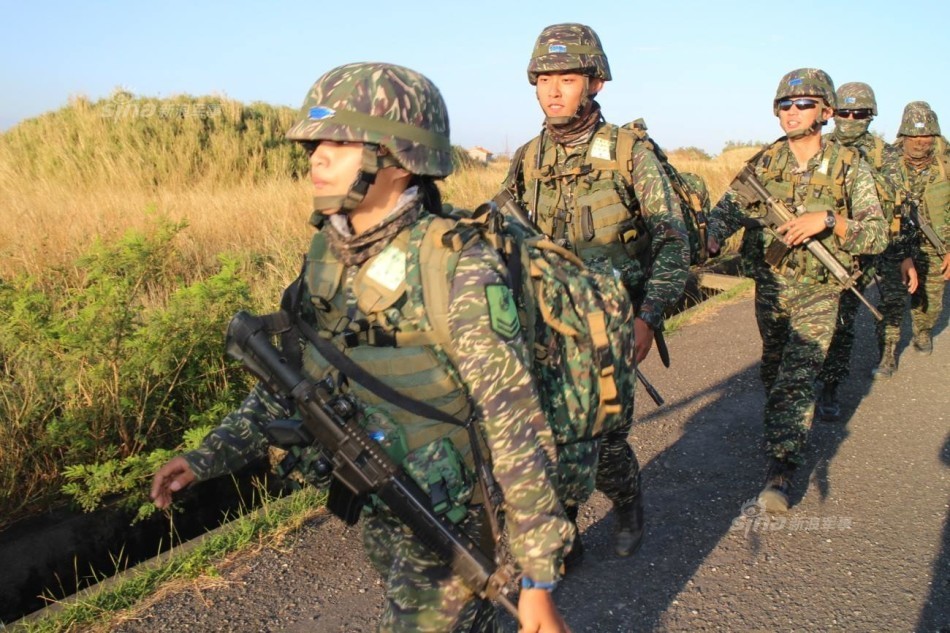 敏感时期台军大搞演习:陆战队千人250公里越野