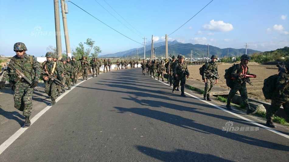 敏感时期台军大搞演习:陆战队千人250公里越野