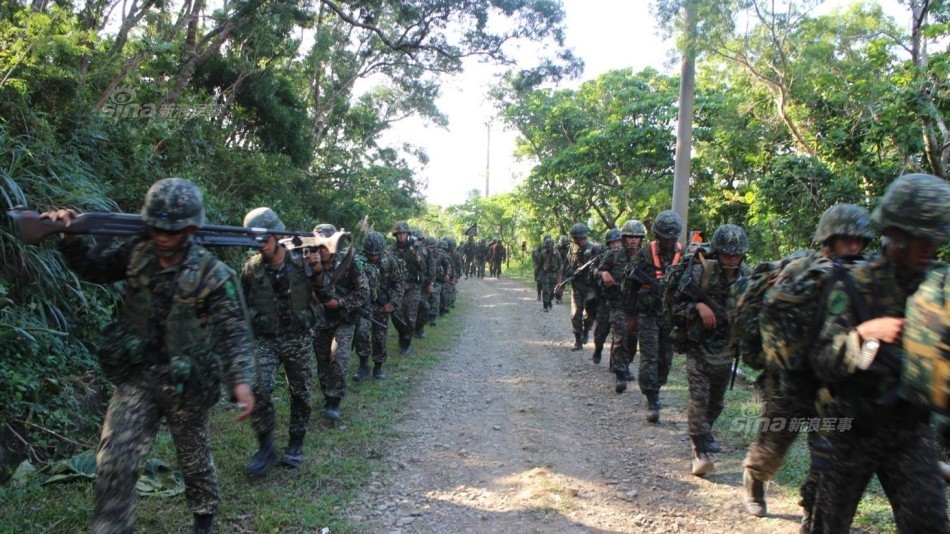 敏感时期台军大搞演习:陆战队千人250公里越野