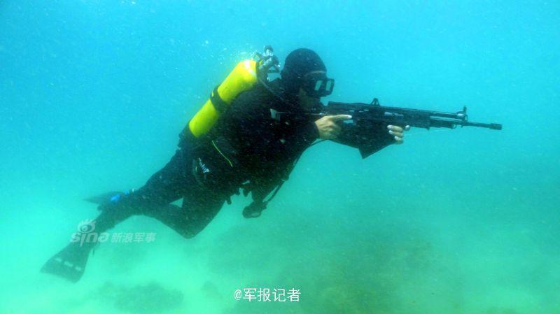 装备先进手臂配小屏显!解放军蛙人部队军士长