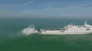 列阵海疆待美航母!中国十艘登陆舰在南海演习