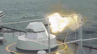 列阵海疆待美航母!中国十艘登陆舰在南海演习