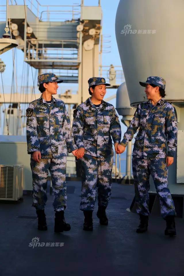 解放军女兵铁骨柔情_新浪图片