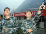 黑鹰直升机正在进行物资卸载和抢运受灾群众.