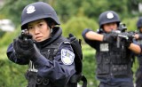潘琴带领队员在训练场上进行搜索训练 2010年9月26日摄