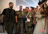 乌民间武装士兵带伤迎娶白富美