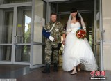 乌民间武装士兵带伤迎娶白富美