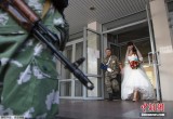 乌民间武装士兵带伤迎娶白富美