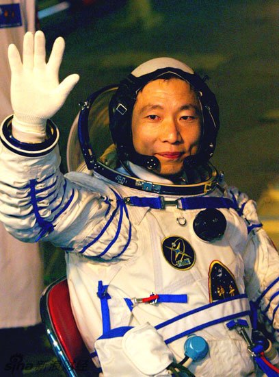 航天员杨利伟乘坐神舟五号飞船,首次进入太空