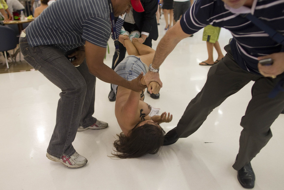 巴西女权:<em>美女</em>用<em>胸部</em>捍卫两性平等 裸上身在商