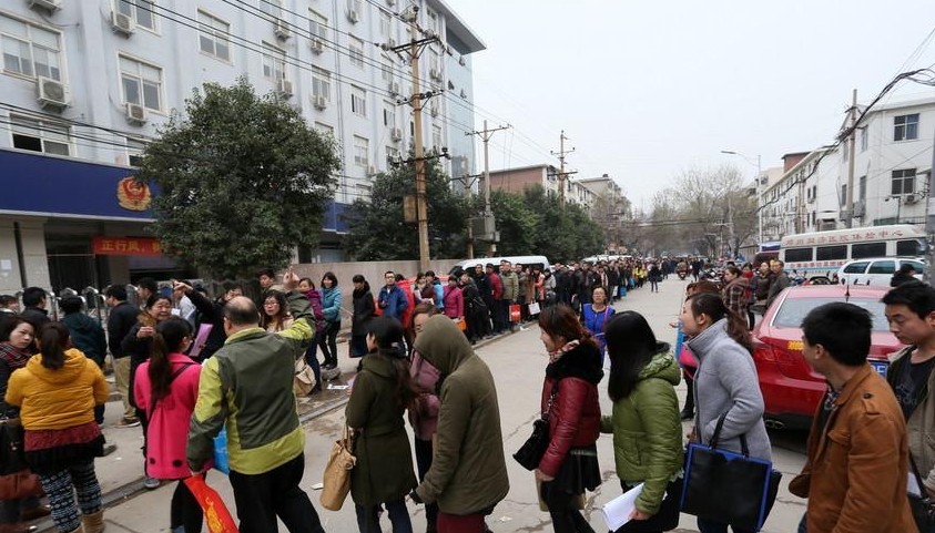 郑州市有多少人口_千人拥堵 郑州一路口大拥堵超三小时,75分钟挪了200米 步行(2)