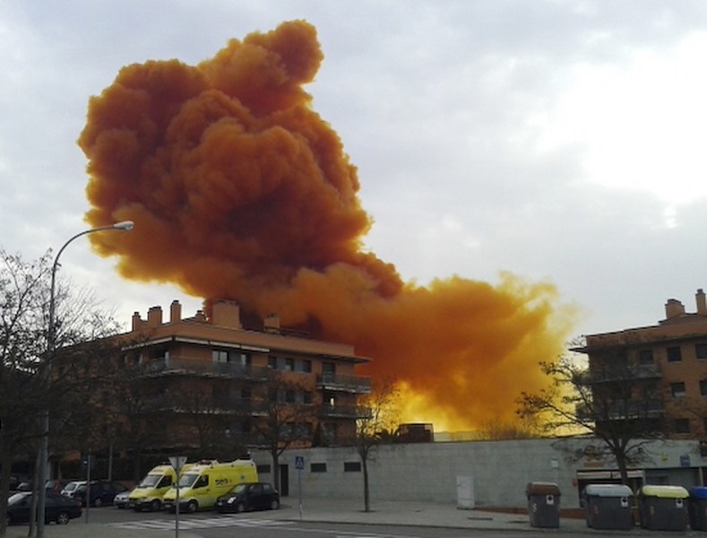 1 / 6 当地时间2015年2月12日,西班牙伊瓜拉达,一家化学工厂发生爆炸