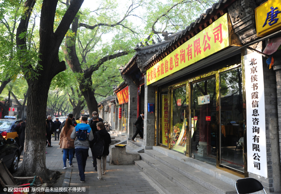 北京算命一条街仍火热 大师 道士装扮供菩萨 