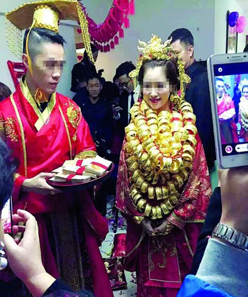 土豪婚礼新娘全身披金 脖子上挂满金镯子