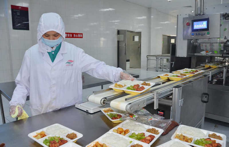 探访高铁配餐中心:看看盒饭如何炼成