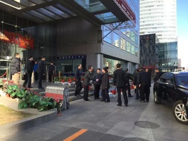 证监会副主席方星海等人排队与肖钢握手言别。