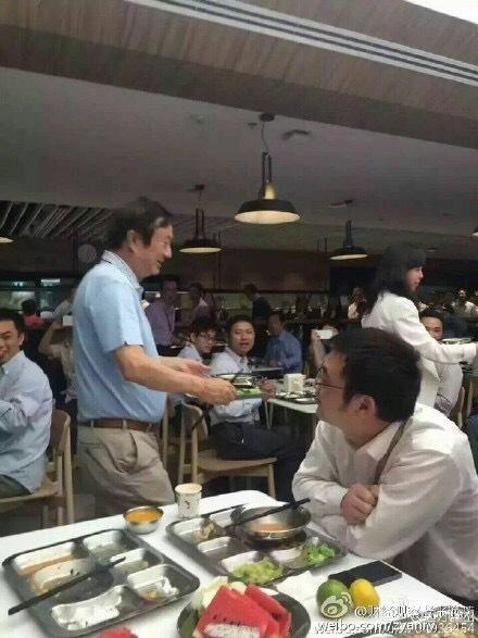 老总排队打饭_排队打疫苗图片