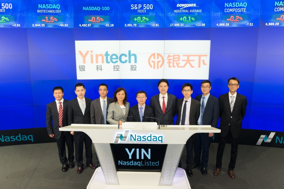 4月27日，银科控股正式在纳斯达克交易所挂牌交易，交易代码YIN，成为中国大宗商品现货行业上市第一股。银科以每股13.5美元发行750万股美国存托股票，融资1.0亿美元，加上新浪的1000万美元同步私募融资，银科本次募集资金总额达1.1亿美元，市值近8亿美元。