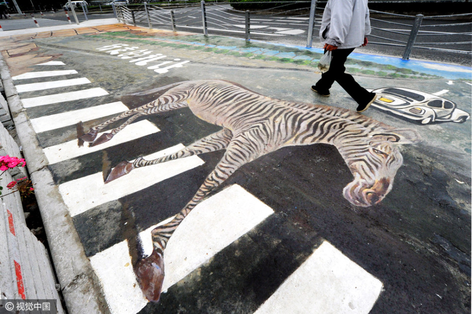 上海纠正乱穿马路出奇招 斑马线变身3d版