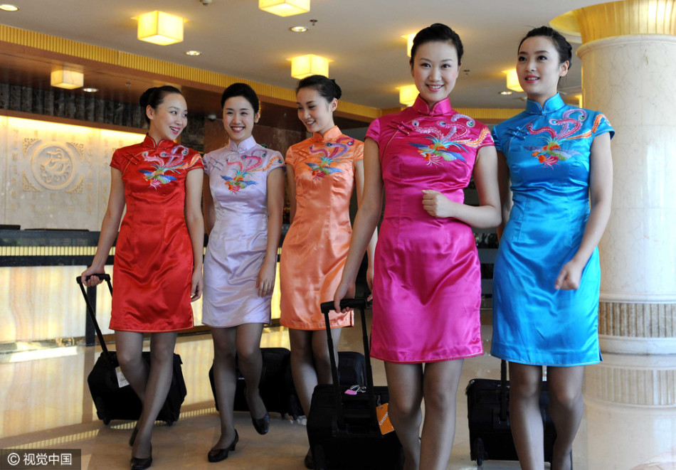 天津,国内总装的第一架空客a320飞机,川航祥凤乘务组的靓丽空姐