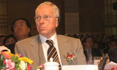 2006届获奖人：哥伦比亚大学的经济学教授菲尔普斯，因研究宏观经济政策的贡献能帮助人们更好地理解通货膨胀及其对失业影响之间的关系而获得诺贝尔经济学奖。