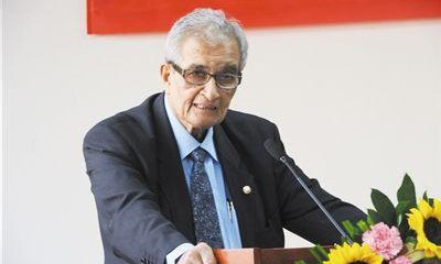 1998届获奖人：印度人阿马蒂亚-森，表彰他对福利经济学几个重大问题做出了贡献，包括社会选择理论、对福利和贫穷标准的定义、对匮乏的研究等作出精辟论述而获奖。