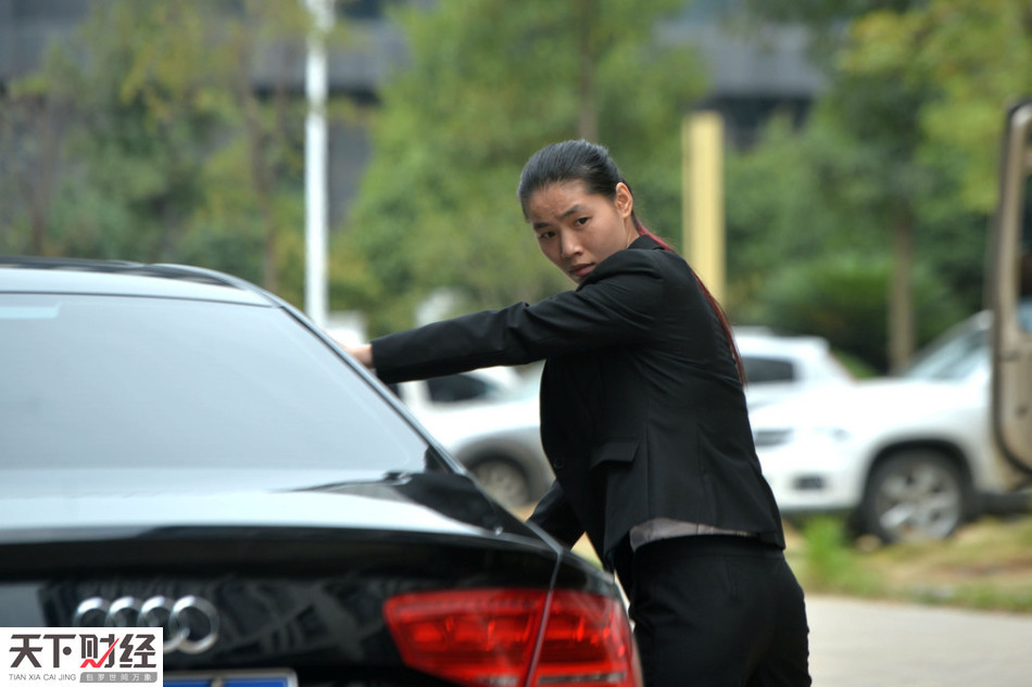 武汉90后美女保镖 干练凌厉年薪最高可达50万