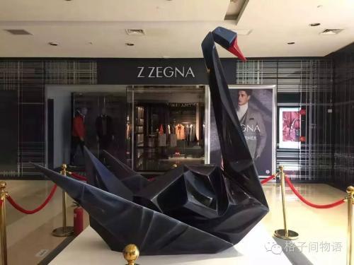 11月28日早间，北京金融街购物中心大厅内赫然出现了一只黑天鹅，“优雅”地盯着着证监会门口的人来人往。摆在别的地方也没啥。但是，这里斜对面就是证监会，在资本市场中，“黑天鹅”的出现对于普通股民来说，可不是什么好事。