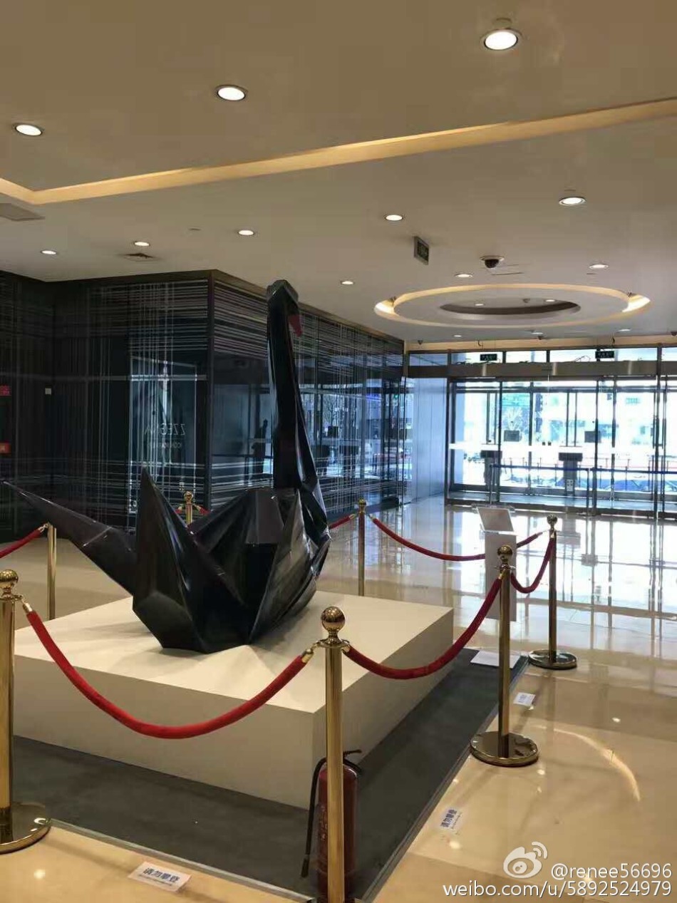 11月28日早间，北京金融街购物中心大厅内赫然出现了一只黑天鹅，“优雅”地盯着着证监会门口的人来人往。摆在别的地方也没啥。但是，这里斜对面就是证监会，在资本市场中，“黑天鹅”的出现对于普通股民来说，可不是什么好事。