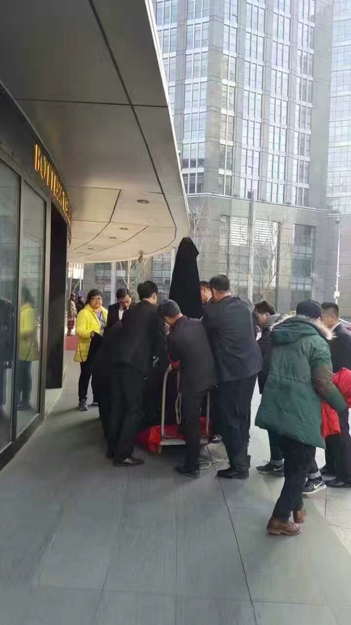 最新消息，11月28日下午，出现在北京金融街购物中心大厅的黑天鹅已被搬走。有网友说：其实这不过是金融街一次接地气的营销案例，成本小、效果大、扩散力强。