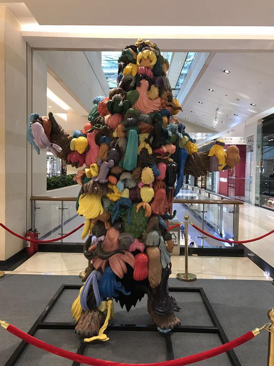 12月12日，据网友反馈，证监会旁金融街购物中心再现新吉祥物：一头满身垃圾的巨熊巍然耸立，好像在展示市场暴跌后的一片狼藉。网友戏称，看来购物中心领导和广大中小股民一样同病相怜。