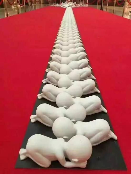 证监会所在地盘近期插曲不断，继熊大熊二、黑天鹅后，金融街购物中心出现了“富有寓意”的雕像：输得连裤衩都没了，伏地痛哭。