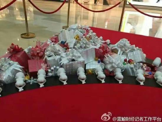 证监会所在地盘近期插曲不断，继熊大熊二、黑天鹅后，金融街购物中心前一日刚刚出现了“富有寓意”的雕像：输得连裤衩都没了，伏地痛哭。