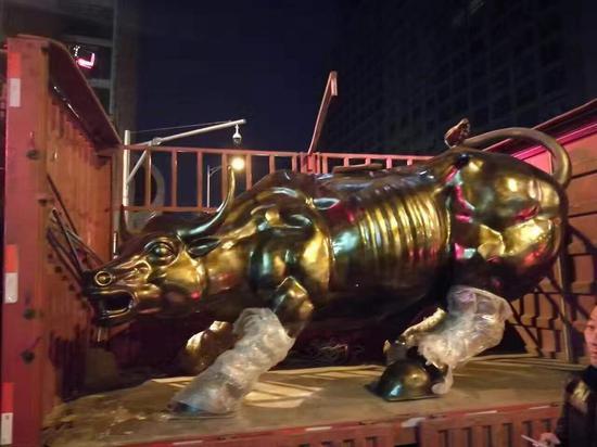 12月14日，刚刚因“输得底裤都没了”被吐槽的金购似乎逐渐找到套路了，继昨日7只跳舞的牛之后，据悉今日金购连夜运来一只“金牛”压阵。