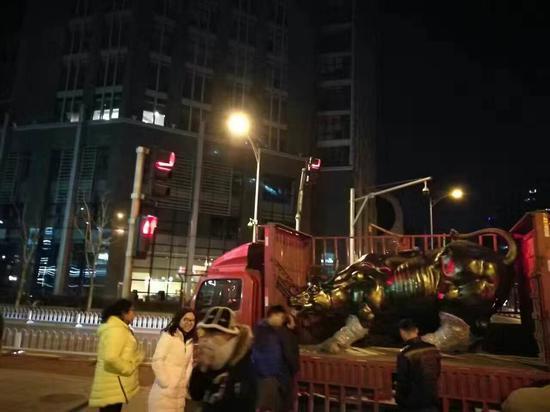 12月14日，刚刚因“输得底裤都没了”被吐槽的金购似乎逐渐找到套路了，继昨日7只跳舞的牛之后，据悉今日金购连夜运来一只“金牛”压阵。