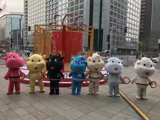 在被网友吐槽无数次之后，12月13日，金融街购物中心好像逐渐醒悟，终于把吉祥物换成了牛。有网友对此解读道：用心良苦啊，七彩牛没有绿色的。估计大盘也差不多短线见底了。