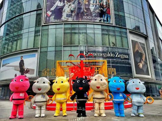 也有网友表示：七个牛屁股牛尾巴对着证监会，意味着牛市结束。同时七头牛里面有五个冷色系两个不怎么暖的亮色系，意味着有反弹都是假象，背后是大阴线，整个箱体，完全无法突破。手上拿着圈圈，也是意味着被套。不过，从现场图看，七彩牛后来调整了位置，屁股对着金融街购物中心。