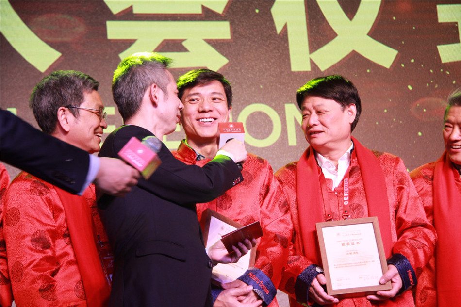 “亚布力中国企业家论坛第十七届年会”于2017年2月8日-2月11日在黑龙江省亚布力召开，图为亚布力中国企业家论坛新理事入会仪式。