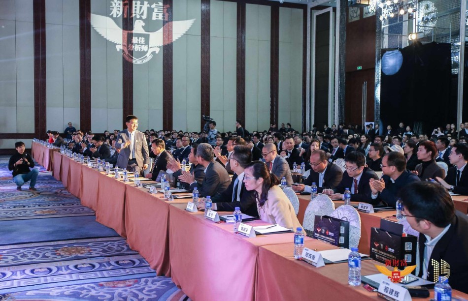 现场嘉宾落座。