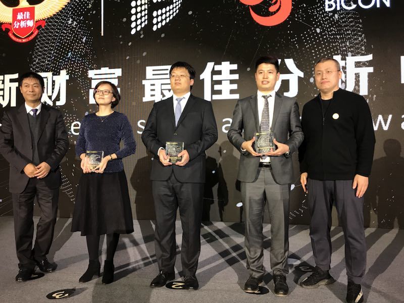 新浪网副总裁邓庆旭为获奖者颁奖。