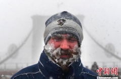 “炸弹气旋”为纽约带来暴雪 行人满脸冰碴