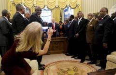 白宫顾问跪沙发上为特朗普拍照