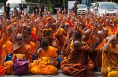 寺庙多次被搜抓洗钱住持 僧人举标牌抗议