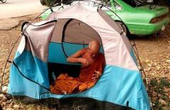 6旬僧人路边搭帐篷 喝能量饮料看色情片