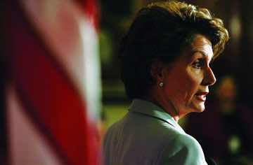 美国第一位女议长南希:巧克力加木槌政策